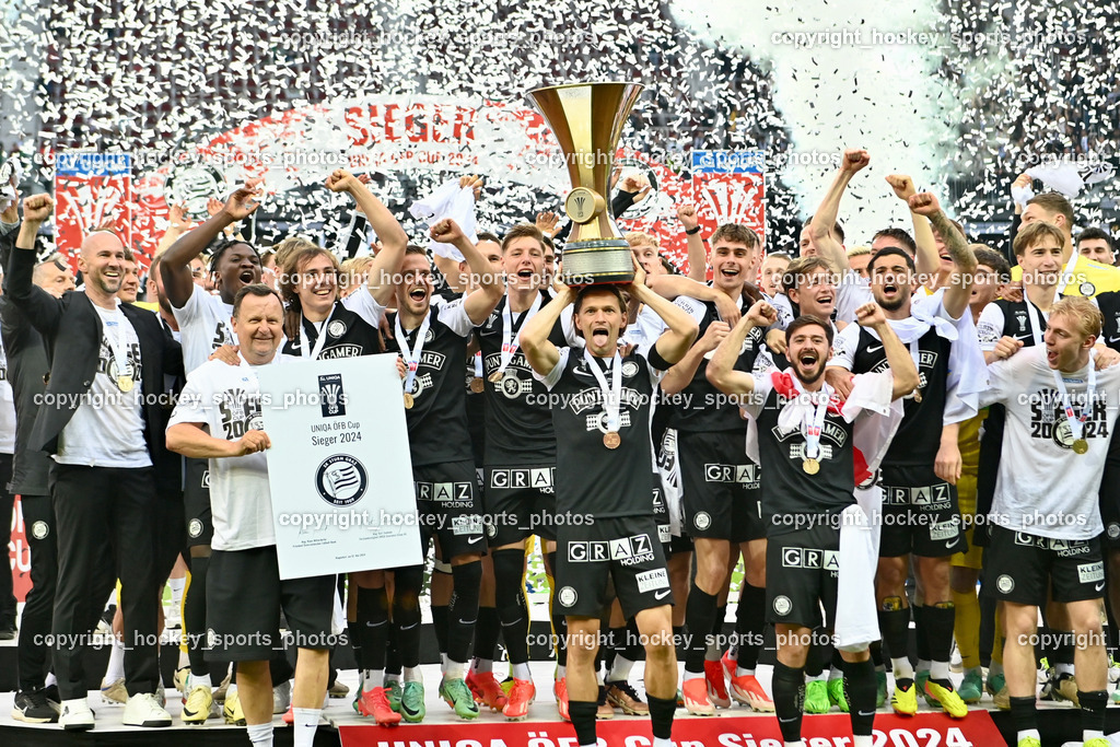 SK Puntigamer Sturm vs. SK Rapid Wien Siegerehrung, Impressionen | SK Sturm Mannschaft, SK Puntigamer Sturm vs. SK Rapid Wien Siegerehrung, Impressionen, SK Puntigamer Sturm vs. SK Rapid Wien Siegerehrung, Impressionen am 01.05.2024 in Klagenfurt (Wörthersee Stadion ), Austria, (Photo by Bernd Stefan)