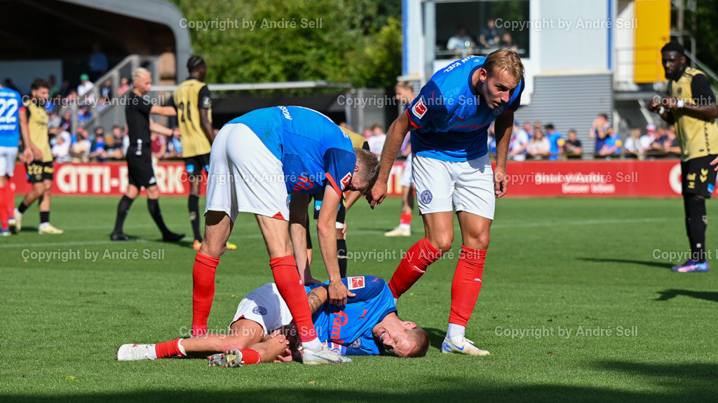 Holstein Kiel vs AS Saint-Etienne | Lewis Holtby (Kiel #10) nach Foul zum Elfmeter leicht verletzt am BodenTestspiel: Holstein Kiel vs AS Saint-Etienne / Citti Fussball Park - Projensdorf / Kiel / 10.08.24 - Realisiert mit Pictrs.com