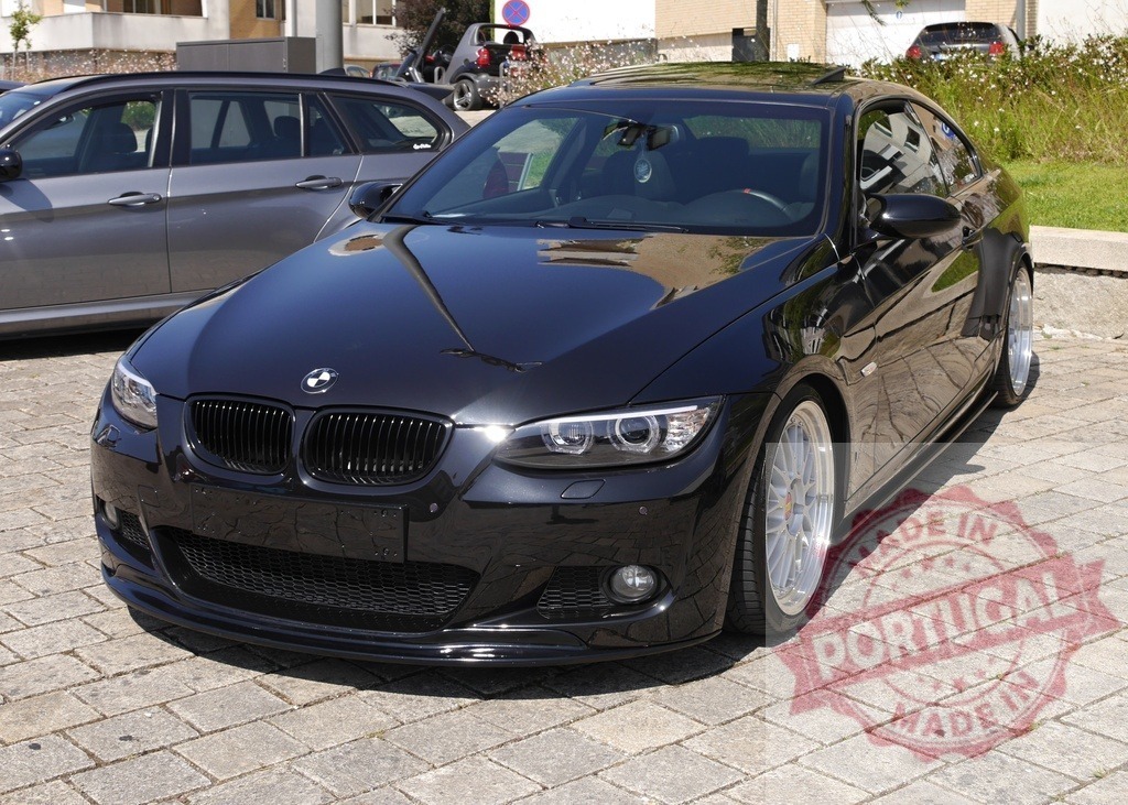 Black BMW E92 coupe luxury sports car | Black BMW E92 parked on a paved lot on a sunny day - Realisiert mit Pictrs.com