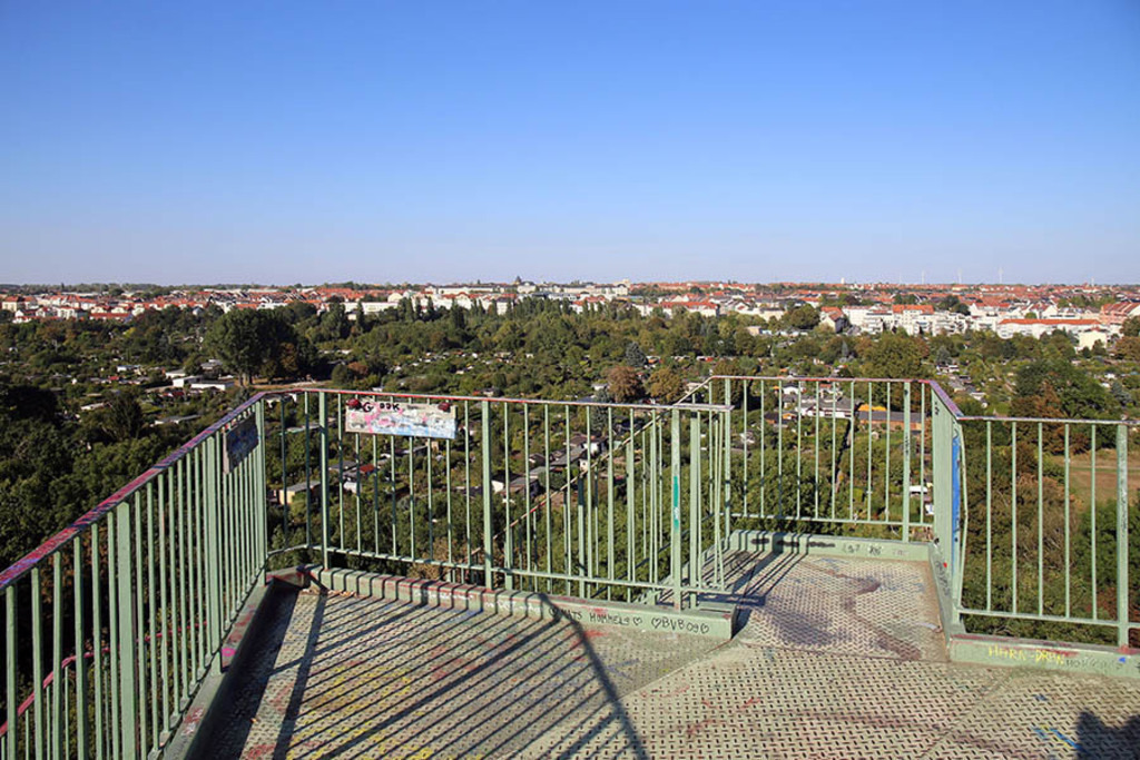 Bildlexikon Leipzig - Aussichtsturm im Rosental | Das Team hinter BILDLEXIKON LEIPZIG bündelt historische wie aktuelle Informationen über die Stadt Leipzig in Text und Bild auf einer Plattform und stellt diese der interessierten Öffentlichkeit zur Verfügung.
