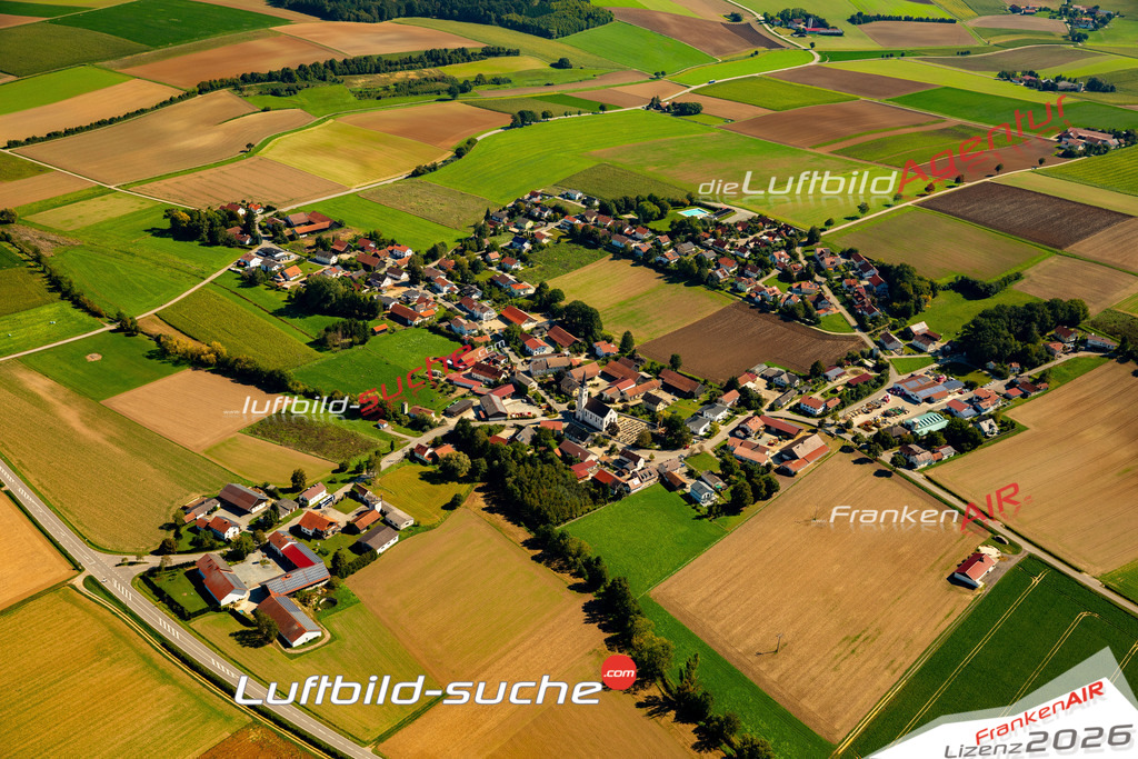Das Luftbild zeigt : Puchhausen Mengkofen - Die Luftaufnahme wurde 2023 vom UL-Flugzeug aus erstellt ( keine Drohne ) - Hochauflösende Luftaufnahme - Für grossformatige Ausdrucke geeignet. Die Geschenkidee !Mit Lizenz und Bildrechte bestellbar