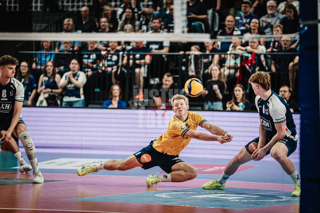 Volleyball | Herren | Saison 2024/2025 | 1. Volleyball Bundesliga Männer | Finale | SVG Lüneburg vs. BERLIN RECYCLING Volleys | 01.05.2025 | Gage Thomas Worsley (#6, SVG Lüneburg) springt zum Ball