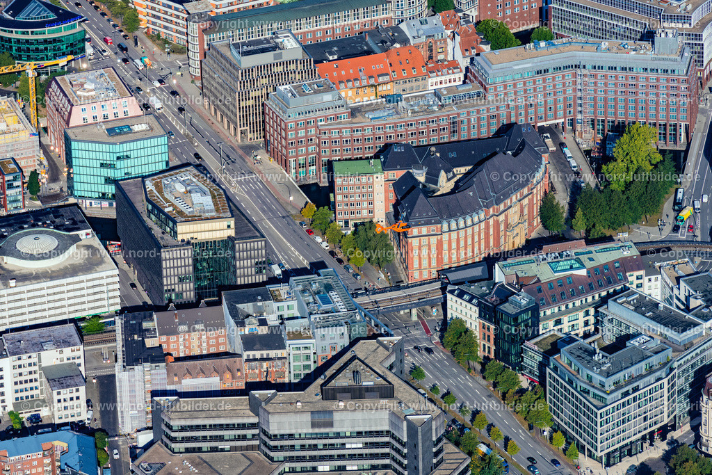 Hamburg_Helikopter_Luftrettung_Christoph_über_Hamburg_ELS_1975220922 | HAMBURG 22.09.2022 Helikopter - Rettungs Hubschrauber " Christoph 29 " im Fluge über dem Luftraum in Hamburg, Deutschland. // Helicopter in flight " Christoph 29 " over the air space in Hamburg, Germany. Foto: Martin Elsen