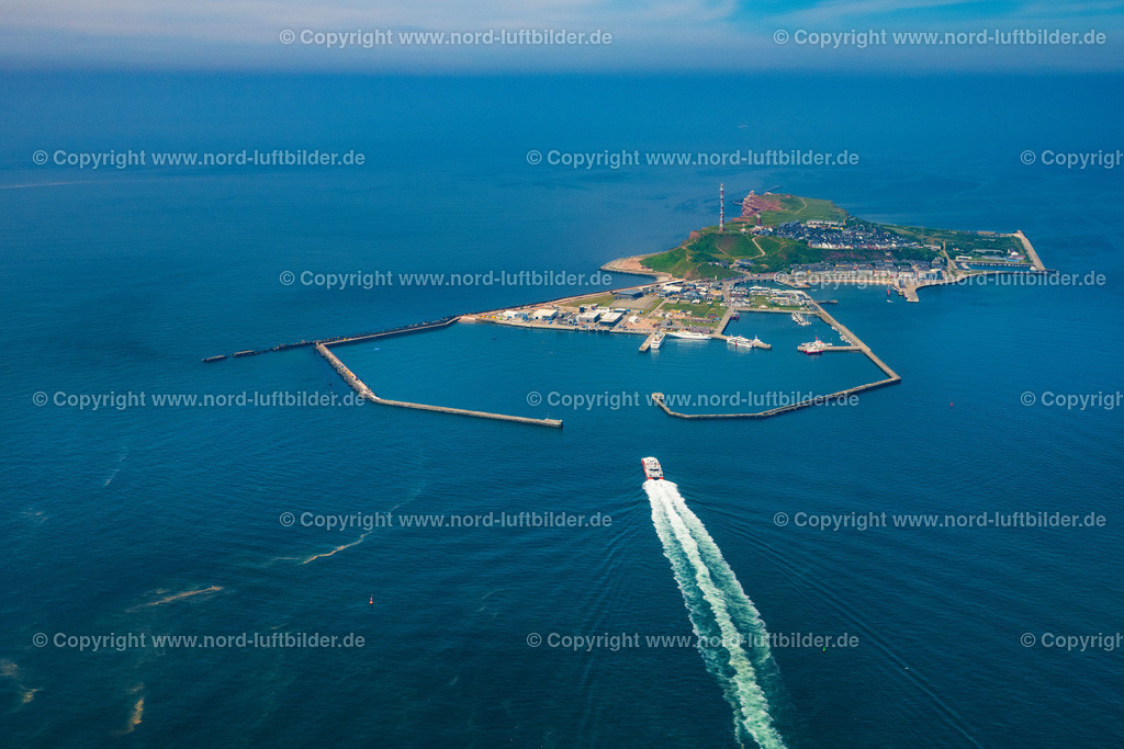 Helgoland_ELS_6948250622 | HELGOLAND 25.06.2022 Die Insel Helgoland in der Nordsee mit dem Hafengelände auf Helgoland im Bundesland Schleswig-Holstein. // The island of Helgoland in the North Sea to the port area on Helgoland in Schleswig-Holstein. Foto: Martin Elsen