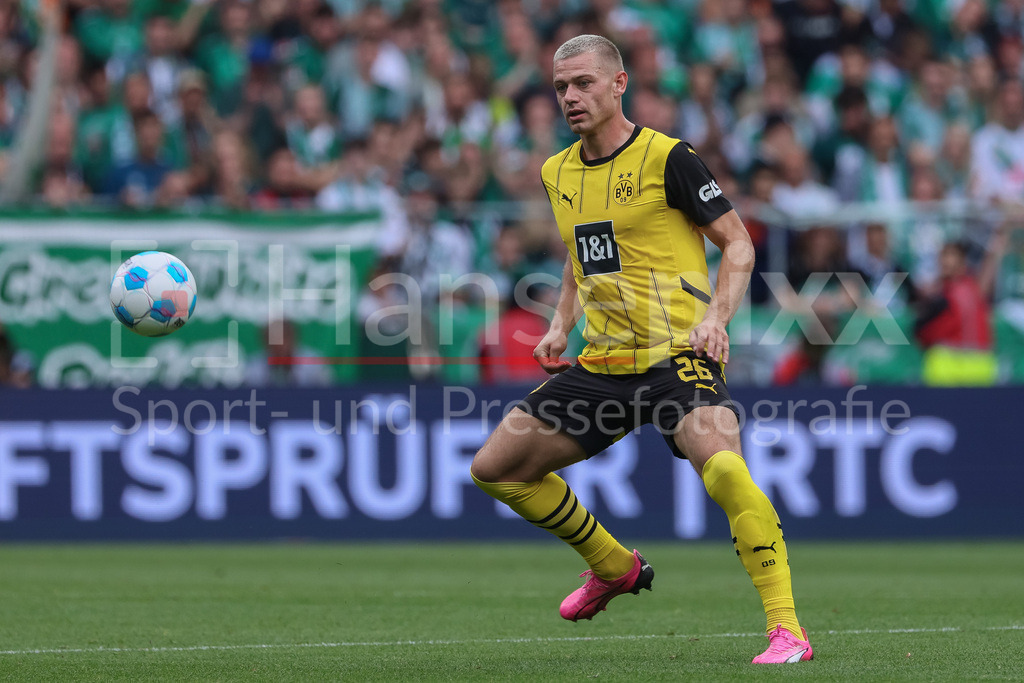 Fussball, Bundesliga, SV Werder Bremen - Borussia Dortmund | v.li.: Julian Ryerson (Borussia Dortmund, BVB, 26) am Ball, Freisteller, Einzelbild, Ganzkörper, Aktion, Action, Spielszene, DIE DFL-RICHTLINIEN UNTERSAGEN JEGLICHE NUTZUNG VON FOTOS ALS SEQUENZBILDER UND/ODER VIDEOÄHNLICHE FOTOSTRECKEN. DFL REGULATIONS PROHIBIT ANY USE OF PHOTOGRAPHS AS IMAGE SEQUENCES AND/OR QUASI-VIDEO.