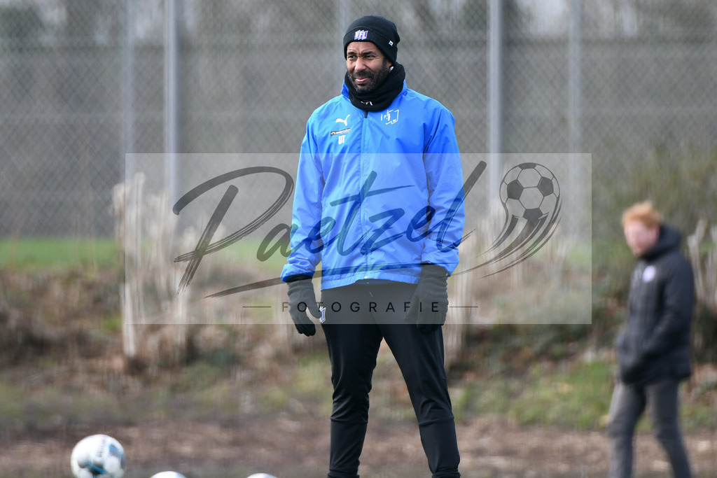 20200302_TRAOSN_0039 | Fussball, Herren: Trainer Daniel Thioune (VfL Osnabrueck) schaut waehrend der Trainingseinheit des VfL Osnabrueck im Sportpark Illoshoehe am 02.03.2020 in Osnabrueck, Deutschland. - Realisiert mit Pictrs.com