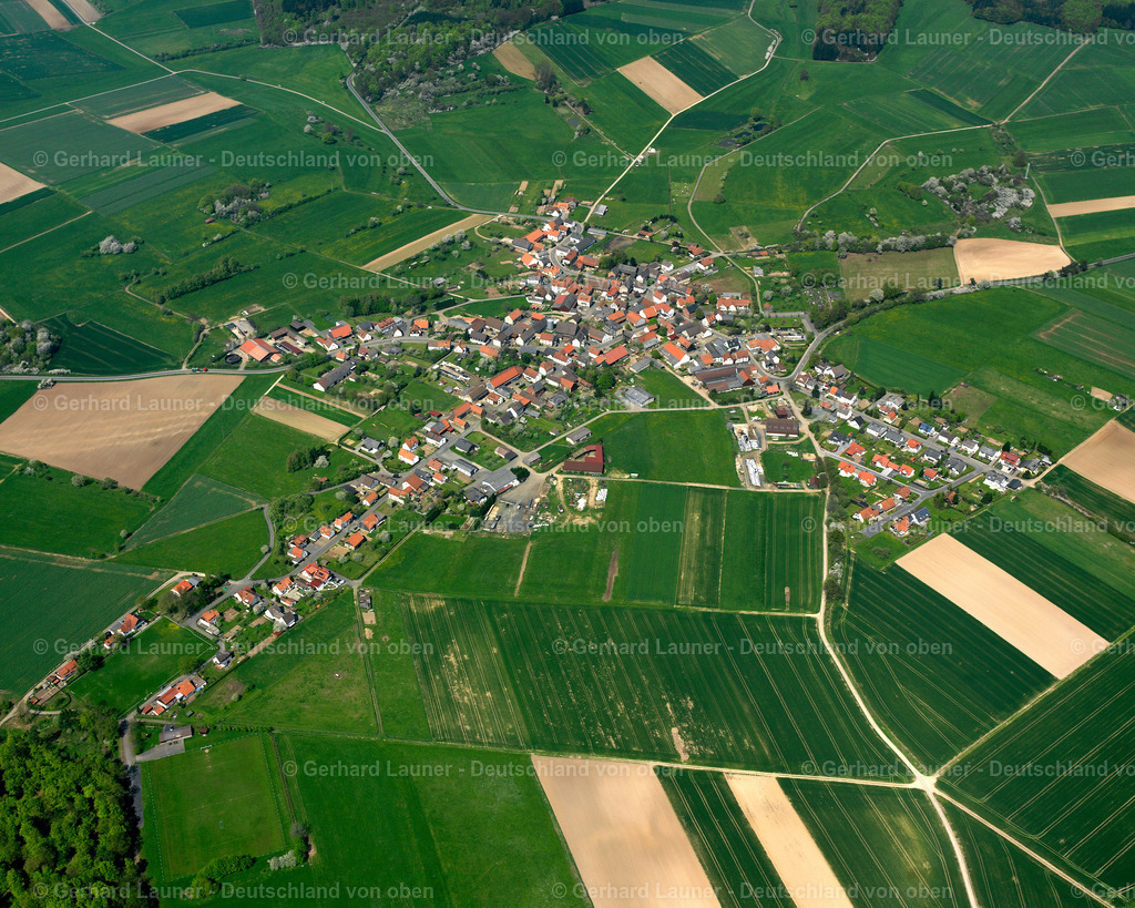 2615165 | MAULBACH 07.06.2006 Landwirtschaftliche Nutzflächen und Feldgrenzen  umsäumen das Siedlungsgebiet des Dorfes in Maulbach im Bundesland Hessen, Deutschland // Agricultural land and field boundaries surround the settlement area of the village  in Maulbach in the state Hesse, Germany Foto: Gerhard Launer