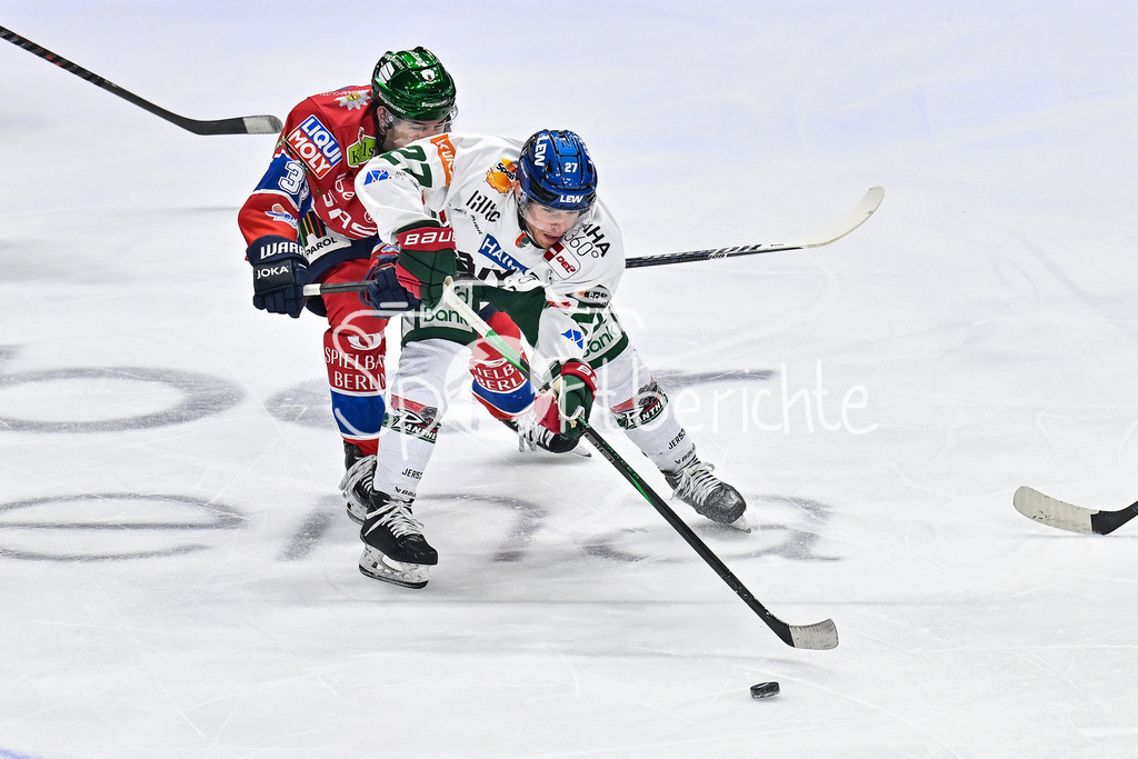 Eisbären Berlin - Augsburger Panther | BERLIN, GERMANY - 04. JANUARY: im Duell Matej LEDEN (Eisbären Berlin 33) und Kyle MAYHEW (Augsburger Panther 27) während dem Match zwischen den Eisbären Berlin und den Augsburger Panthern am 36. Spieltag der Penny DEL in der UBER Arena