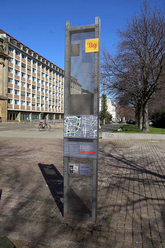 Foto: Leipzig - Orte der Friedlichen Revolution - Stelenprojekt - Stele Nr. 20 Wahlkundgebungen | Das Team hinter BILDLEXIKON LEIPZIG bündelt historische wie aktuelle Informationen über die Stadt Leipzig in Text und Bild auf einer Plattform und stellt diese der interessierten Öffentlichkeit zur Verfügung.