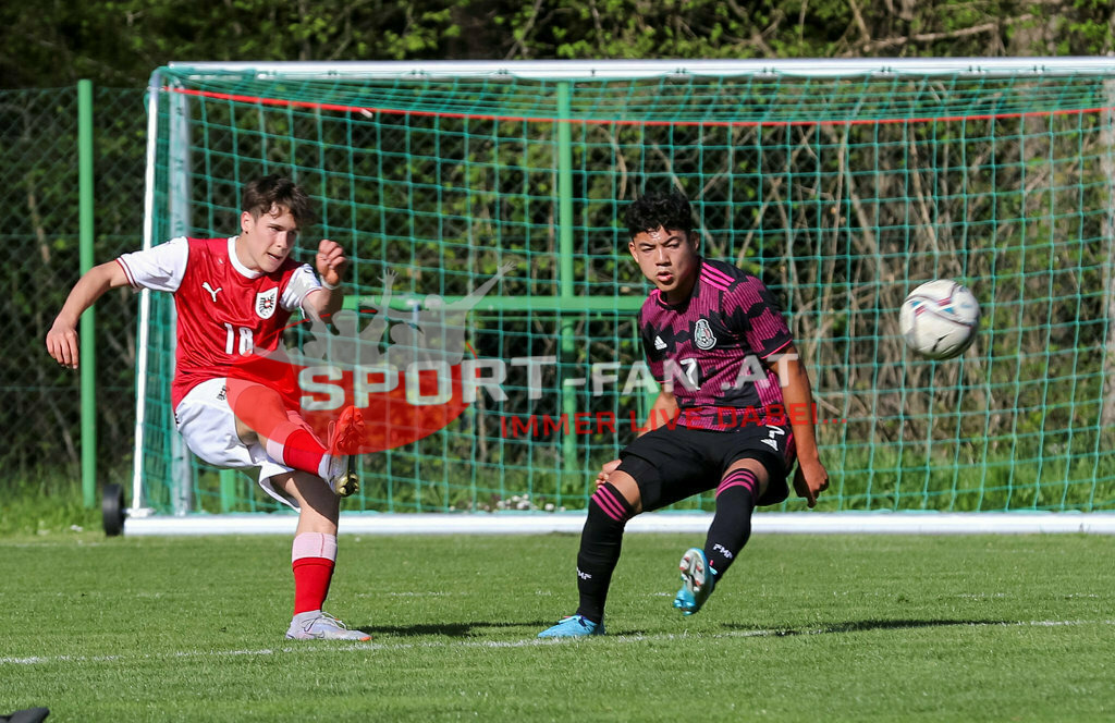 AUSTRIA U15 - MEXICO U15 | OLIVER SORG (Austria #18) Jose Quinones (Mexico #7) ; AUSTRIA U15 - MEXICO U15 am 29.04.2022 in Arnoldstein
(Sportplatz), AUSTRIA, (Photo by Ernst Krawagner sport-fan.at) - Realisiert mit Pictrs.com