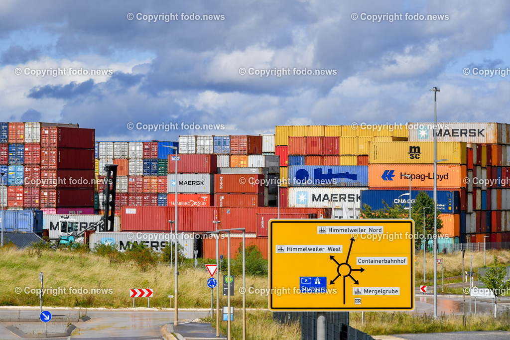 Deutschland_ Baden-Wuerttemberg_ Ulm_ 31.08.2025-10 | 31.08.2025, Deutschland, GER, Baden-Wuerttemberg, Ulm, im Bild Themenbild, Gueterverkehr, kombinierter Verkehr, Containerumschlag, Bahn-Logistik, Intermodaltransport, nachhaltiger Guetertransport, Schiene-Straße-Anbindung, Logistikzentrum, Transportknotenpunkt, Infrastruktur Ulm, DUSS, Frachtverteilung, Gueterdrehscheibe, Logistiknetzwerk, umweltfreundlicher Transport, Container, Fracht, Kran, Stapel, Feature, Symbolbild