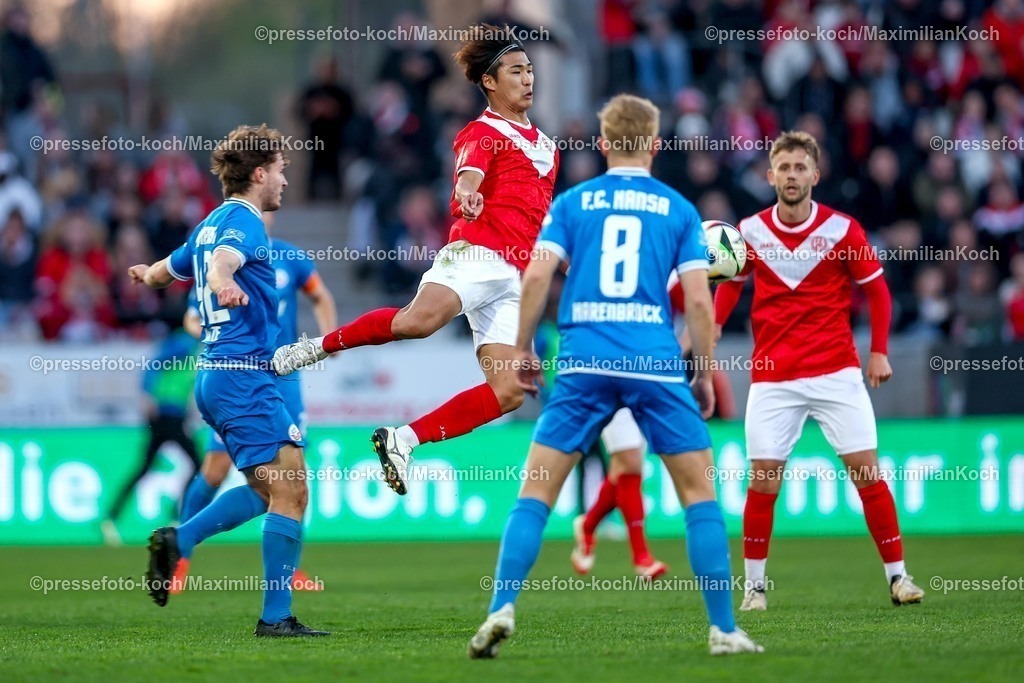 RWE06042501059 | 2025.04.06, Fußball, 3.Liga, Rot-Weiss Essen - FC Hansa Rostock, Stadion Hafenstraße, Saison 2024 2025: Kaito Mizuta (RWE #24) im Zweikampf gegen Benno Dietze (FC Hansa Rostock #42) und Cedric Harenbrock (FC Hansa Rostock #08) DFB regulations prohibit any use of photographs as image sequences and or quasi-video.