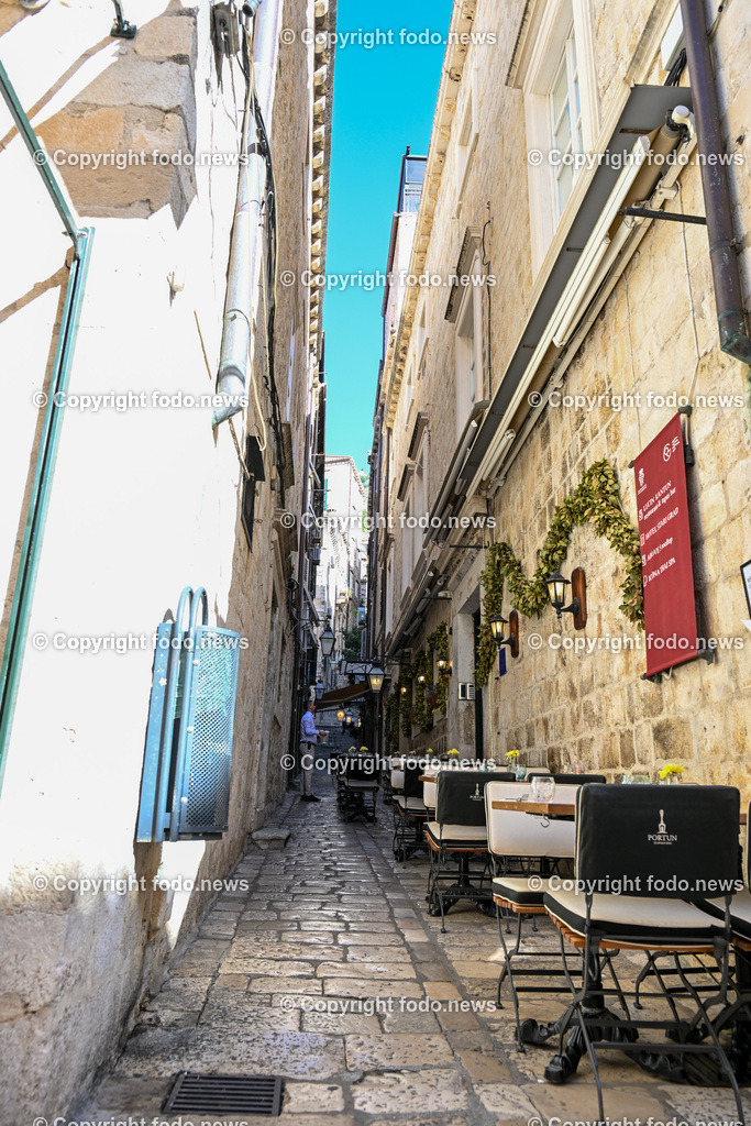 Kroatien_ Dubrovnik_ 11.10.2023-125 | 11.10.2023, Kroatien, HRV, Dubrovnik im Bild Gastronomie, Tourismus, Touristen, Sehenswuerdigkeiten, Stadtansichten



eine Stadt im suedlichen Kroatien an der Adriakueste in der Gespannschaft Dubrovnik-Nereveta. Die Altstadt wurde im Jahr 1979 von der UNESCO in die Liste des Weltkulturerbes aufgenommen.