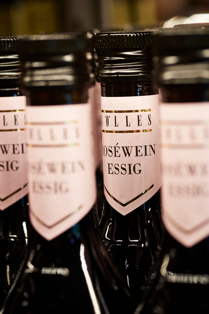 Gölles Essig Roseweinessig | Riegersburg, Austria - September 12, 2018: Gölles Manufaktur; Gölles Essig Roseweinessig. - Realisiert mit Pictrs.com