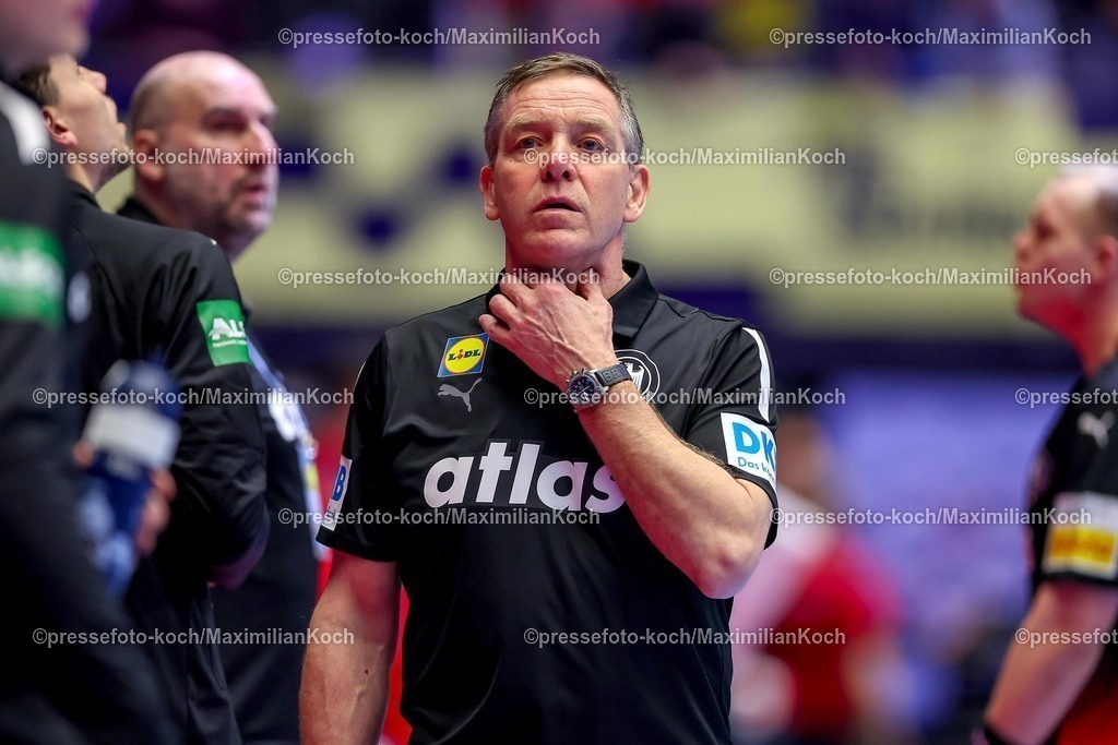 EHF19012602138 | 19.01.2026, Handball, Men's EHF EURO 2026, Deutschland - Spanien, Jyske Bank Boxen in Herning, Dänemark, Preliminary Round: Headcoach Alfred Gislason (Germany #hc) gestikulierend am Spielfeldrand  
