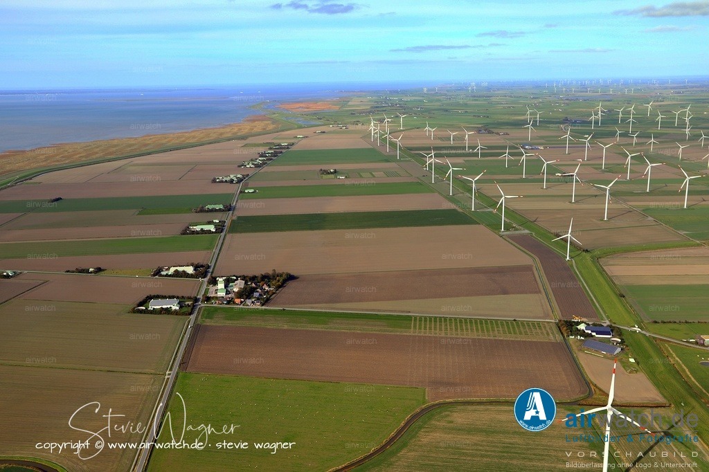 Windpark Reussenköge - Bürgerwindpark Reußenköge | Wie wirkt sich der Windpark auf die Nachbarschaft aus?Lichtimmissionen (Blinken): Um die nächtliche Belästigung durch dauerhaft blinkende Warnlichter zu reduzieren, wurde das Passiv-Radar-System PARASOL installiert.  Dieses schaltet die Beleuchtung nur bei Annäherung von Flugzeugen ein, wodurch der Windpark zu etwa 95 % der Nacht dunkel bleibt.