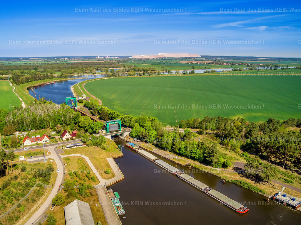 Luftbild_Schleuse_Niegripp_Schiff_Kaliberg_LR-0058 | Schleuse Niegripp---Die Schleuse Niegripp verfügt über eine Nutzlänge von 225 Metern und gehört zu den wichtigsten Wasserbauwerken am Elbe-Havel-Kanal. Sie ermöglicht den Höhenausgleich zwischen den Wasserstraßen und ist ein bedeutender Knotenpunkt der Binnenschifffahrt. - Realisiert mit Pictrs.com