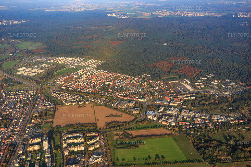 Luftbild: Stadtansicht am Waldrand aus Süden im Ortsteil Neureut in Karlsruhe im Bundesland Baden-Württemberg in Deutschland. Foto: IMG_075467.jpg vom 26.10.2014 durch Werner Riehm/FLY-FOTO.de