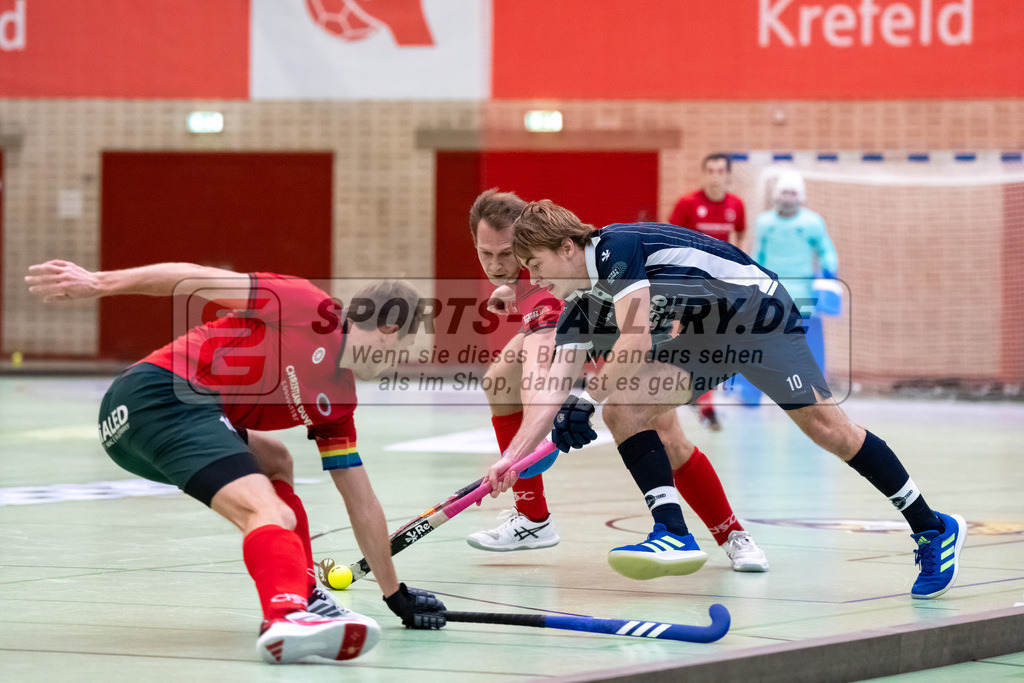 HK_20241207_109633 | 1. Bundesliga Halle Herren Crefelder HTC - Blau Weiss Köln am 7.12.2024 CHTC Glockenspitz Halle , Krefeld , Linus Michler ( Crefelder HTC #7 ) , Silas Erberich ( Blau Weiß Köln #10 ) Niklas Wellen ( Crefelder HTC 10 )