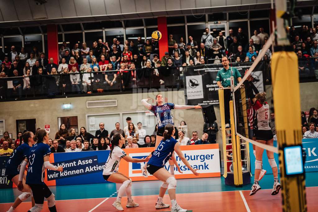 Volleyball | Frauen | Saison 2025/2026 | Volleyball Bundesliga | ETV Hamburger Volksbank Volleys vs. Binder Blaubären TSV Flacht | 06.12.2025 | Hanne Binkau (#8, Binder Blaubären TSV Flacht) beim Angriff