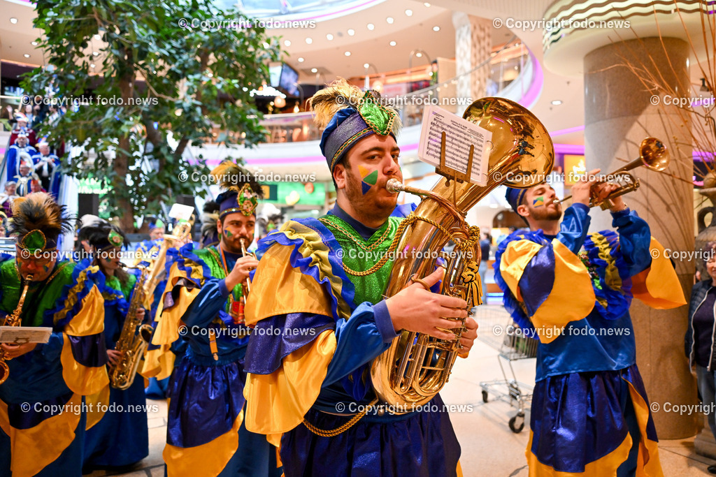 Faschingsumzug Bad Haller Carnevalclub_ 13.01.2024-4 | 13.01.2024, Linz, AUT, Lentia City, im Bild Faschingsumzug Bad Haller Carnevalclub, Fasching, Musik, Prinzenpaar