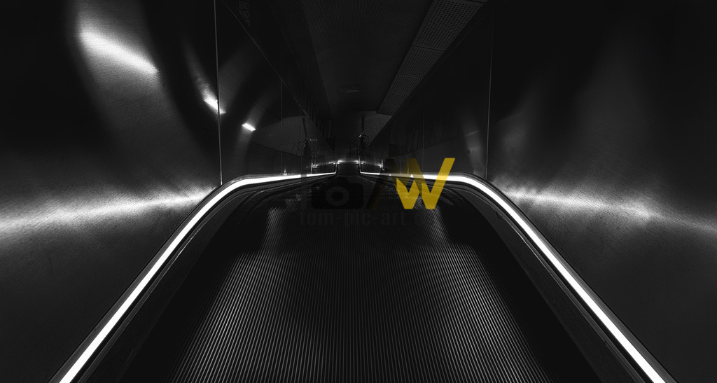 Eine Rolltreppe Schlossplatz Stuttgart | Die Rolltreppe am Stuttgarter Schlossplatz mit tollen Leuchtstreifen und in feinem schwarz weiß. - Realisiert mit Pictrs.com