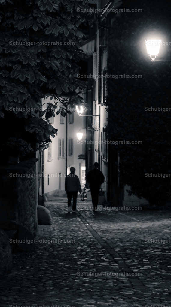 Gasse | romantische Gasse in einer Altstadt mit zwei Personen - Realisiert mit Pictrs.com