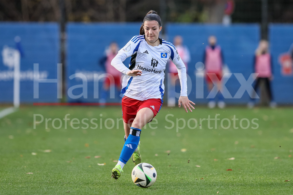 Fussball, DFB-Pokal Frauen, Hamburger SV - FC Carl Zeiss Jena | v.li.: Vildan Kardesler (Hamburger SV, 7) am Ball, Freisteller, Einzelbild, Ganzkörper, Aktion, Action, Spielszene, DIE DFB-RICHTLINIEN UNTERSAGEN JEGLICHE NUTZUNG VON FOTOS ALS SEQUENZBILDER UND/ODER VIDEOÄHNLICHE FOTOSTRECKEN. DFB REGULATIONS PROHIBIT ANY USE OF PHOTOGRAPHS AS IMAGE SEQUENCES AND/OR QUASI-VIDEO.