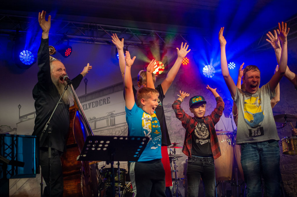 Summ Summ Salsa | Kinderkonzert Summ Summ Salsa mit Klazz Brothers & Cuba Percussion im Forte Belvedere Leisnig zum Festival Hallo Leisnig 2022. - Realisiert mit Pictrs.com