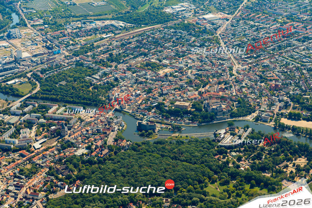 Das Luftbild der Stadt Bernburg wurde 2022 vom Flugzeug heraus erstellt (keine Drohnen-Aufnahmen) Aufnahmehöhe ca.450 Meter- hohe Bildauflösung und Druck-Qualität. Garantiert!