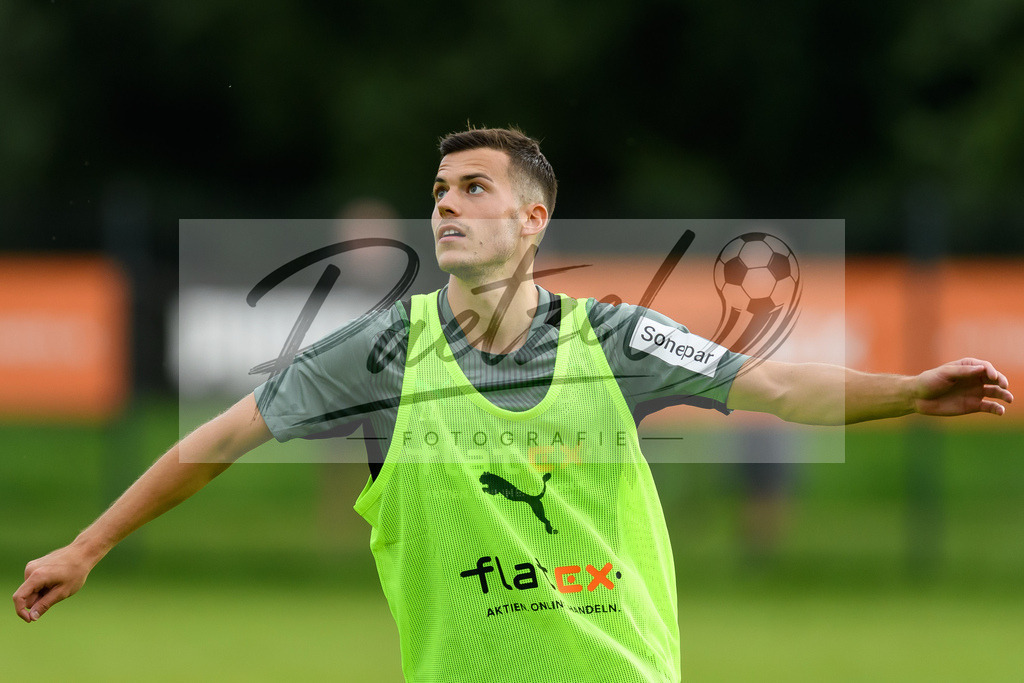 TRABMG20210719_131 | Fussball, Herren: Laszlo Benes (Borussia Moenchengladbach) schaut beim Training von Borussia Moenchengladbach waehrend des Trainingslagers auf dem Trainingsplatz am Hotel Klosterpforte am 19.07.2021 in Harsewinkel, Deutschland. - Realisiert mit Pictrs.com