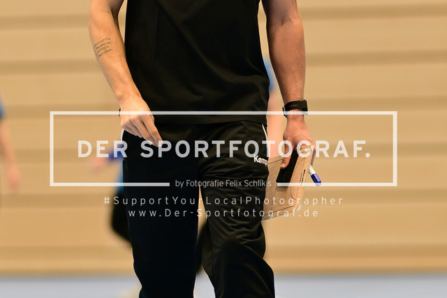 Handball I Frauen I Saison 2025-2026 I 1. HBF I Buxtehuder SV I Trainervorstellung I 49894 | Vorstellung des neuen Trainers beim Buxtehuder SV, Team Buxtehude: Cheftrainer Nicolaj Andersson, Nicolaj Bredekjaer Andersson, Name: Andersson, Nicolaj Bredekjaer, Alter: 37, Nationalität: Dänemark, DäneHier zu sehen: das erste Coaching von Nicolaj Bredekjaer Andersson (Buxtehuder Sportverein) mit Taktiktafel - Realisiert mit Pictrs.com