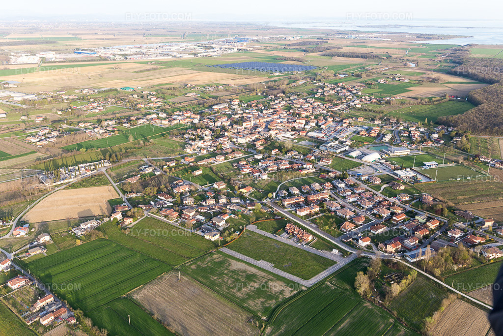 Aerial view: View of the town in Mian in the state Friuli Venezia Giulia, Italy. – Photo: IMG_105824.jpg taken on 04/08/2018 by Werner Riehm/FLY-FOTO.com – Resolution of the original: 5472 x 3648 px