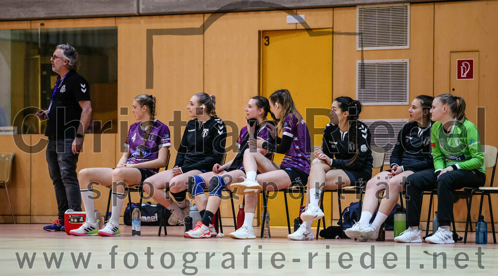 2024-02-03_086_SpVgg_Altenerding_gegen_SpVgg_Erdweg | Erding, Deutschland, 03.02.2024:
Handball, Bezirksoberliga Frauen Altbayern 2023 / 2024, 13. Spieltag, SpVgg Altenerding gegen SpVgg Erdweg, Endergebnis: 25:21

Trainer Andreas Mittermeier (SpVgg Altenerding), Greta Felbinger (SpVgg Altenerding, #4), Julia Kranich (SpVgg Altenerding, #9), Torfrau Lara Kullmann (SpVgg Altenerding, #16)

Foto: Christian Riedel / fotografie-riedel.net