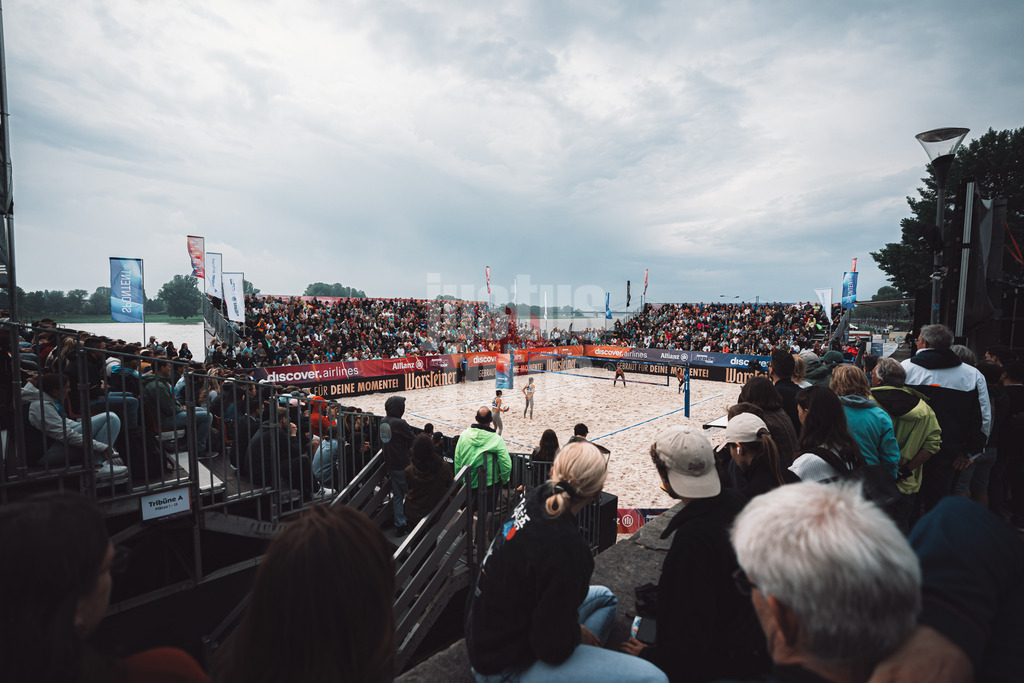 Beachvolleyball | Frauen | German Beach Tour 2024 | Tourstop Düsseldorf | 19.05.2024 | Das volle Stadion am Robert-Lehr-Ufer