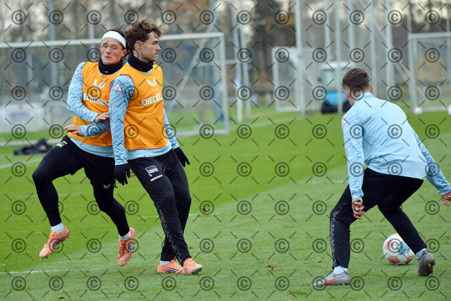 RGE_6795b | Hertha BSC, 2.Bundesliga, Herren, Saison 2025/26, Training, Montag 17.11. 2025, von li. Fabian Reese  ( Hertha BSC ),  Linus Gechter ( Hertha BSC ),    Fotograf:   Ralf Gebhardt - Realisiert mit Pictrs.com