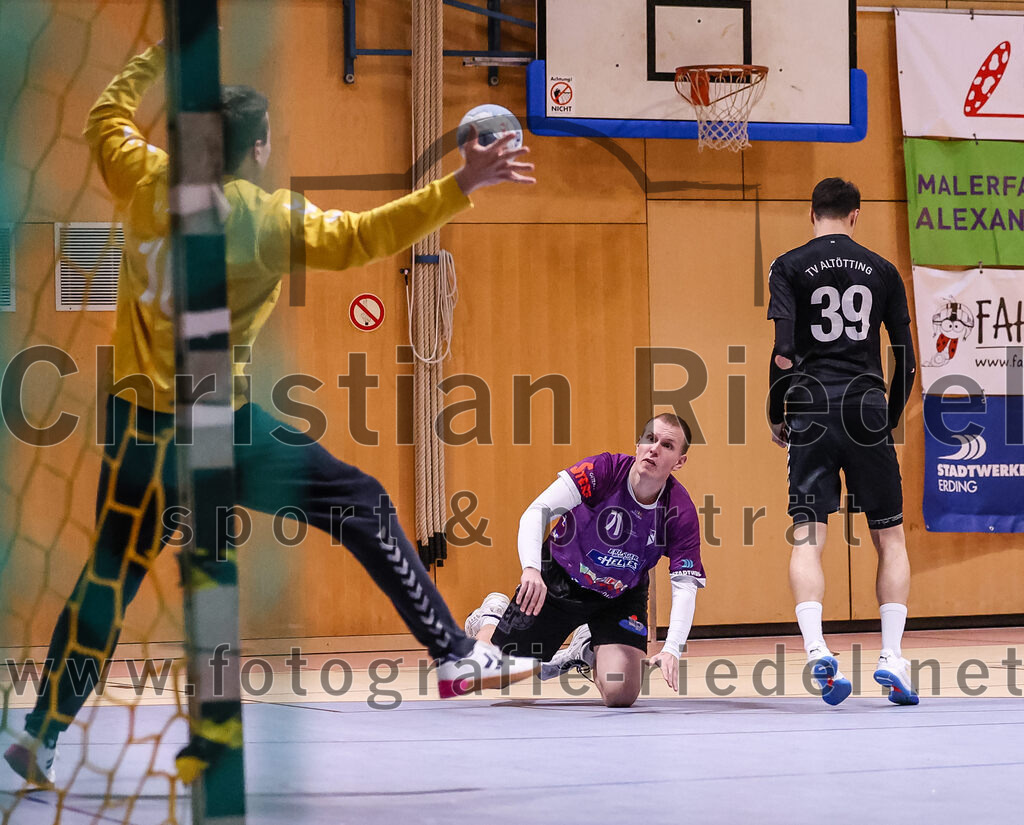 2024-11-09_009_SpVgg_Altenerding_gegen_TV_Altoetting | Erding, Deutschland, 09.11.2024:Handball, Bezirksoberliga Männer 2024 / 2025, 6. Spieltag, SpVgg Altenerding gegen TV Altötting, Endergebnis: 26:22Torwart Dominik Starflinger (TV Altötting, #1), Tristan Gerhardt (SpVgg Altenerding, #71), Johannes Resch (TV Altötting, #39)Foto: Christian Riedel / fotografie-riedel.net