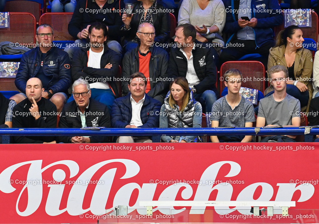 EC IDM Wärmepumpen VSV vs. HC Bozen 19.9.2023 | EC VSV Team Arzt Dr. Helmuth Tscherpel , Villacher Bürgermeister Günther Albel, win2day icehockeyleague, EC IDM Wärmepumpen - HC Bozen  am 19.09.2023 in Villach (Stadhalle Villach), Austria, (Photo by Bernd Stefan)