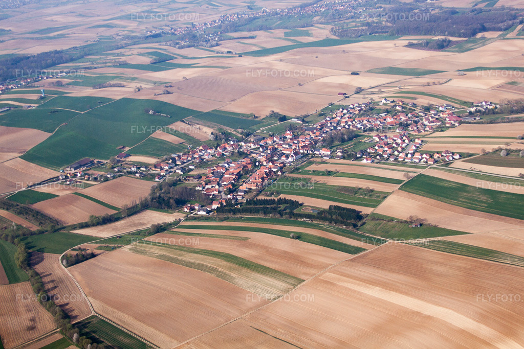 Aerial view: View of the town in Siegen in the state Bas-Rhin, France. – Photo: IMG_63818.jpg taken on 03/30/2014 by Werner Riehm/FLY-FOTO.com – Resolution of the original: 4752 x 3168 px