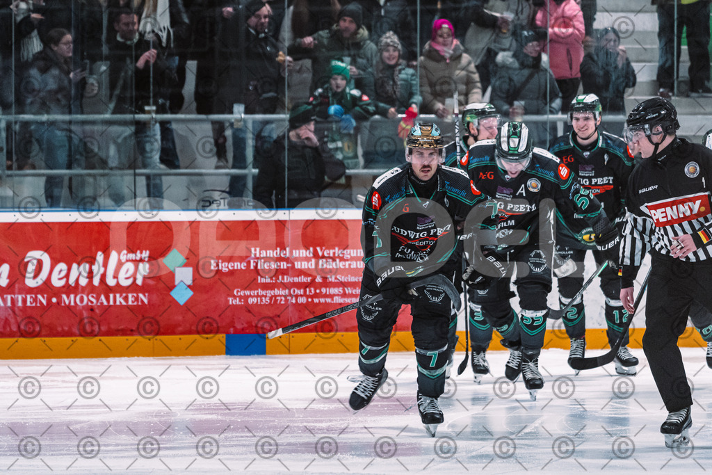 Alligators_vs_Memmingen_05_12_2025-160 | Höchstadt Alligators Fotogalerie: Eishockey-Action aus Franken. Professionelle Spielfotos, Portraits & Stadionbilder zum Download. Jetzt entdecken! - Realisiert mit Pictrs.com