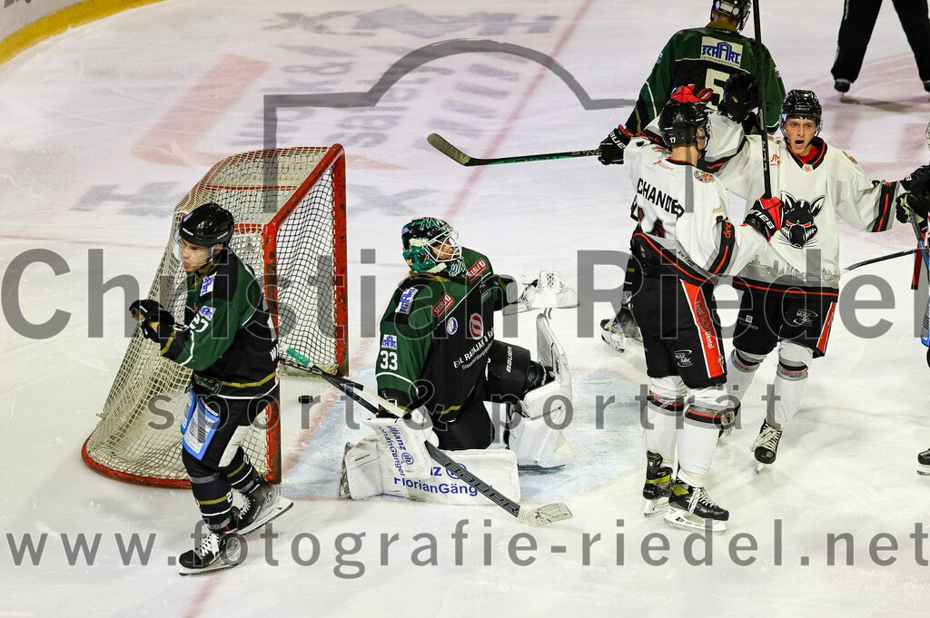 2022-09-30_008_TSV_Erding_gegen_EV_Dingolfing | Erding, Deutschland, 30.09.2022:
Eishockey, Bayernliga 2022 / 2023, Testspiel, TSV Erding gegen EV Dingolfing, Endergebnis: 3:4

Mark Waldhausen (Erding Gladiators, #27), Torwart Thomas Hingel (Erding Gladiators, #33), Alex Schander (EV Dingolfing, #34)

Foto: Christian Riedel / fotografie-riedel.net