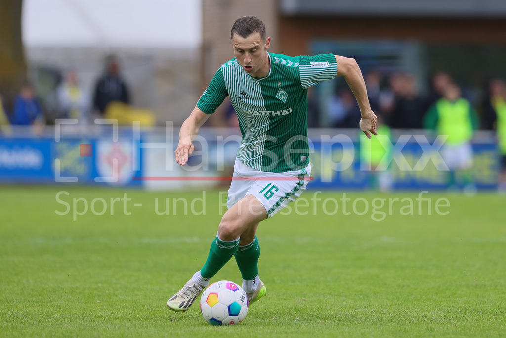 Fussball, Relegation Regionalliga Nord, SV Werder Bremen II - Holstein Kiel II | v.li.: Maik Lukowicz (SV Werder Bremen II, 16) am Ball, Freisteller, Einzelbild, Ganzkörper, Aktion, Action, Spielszene