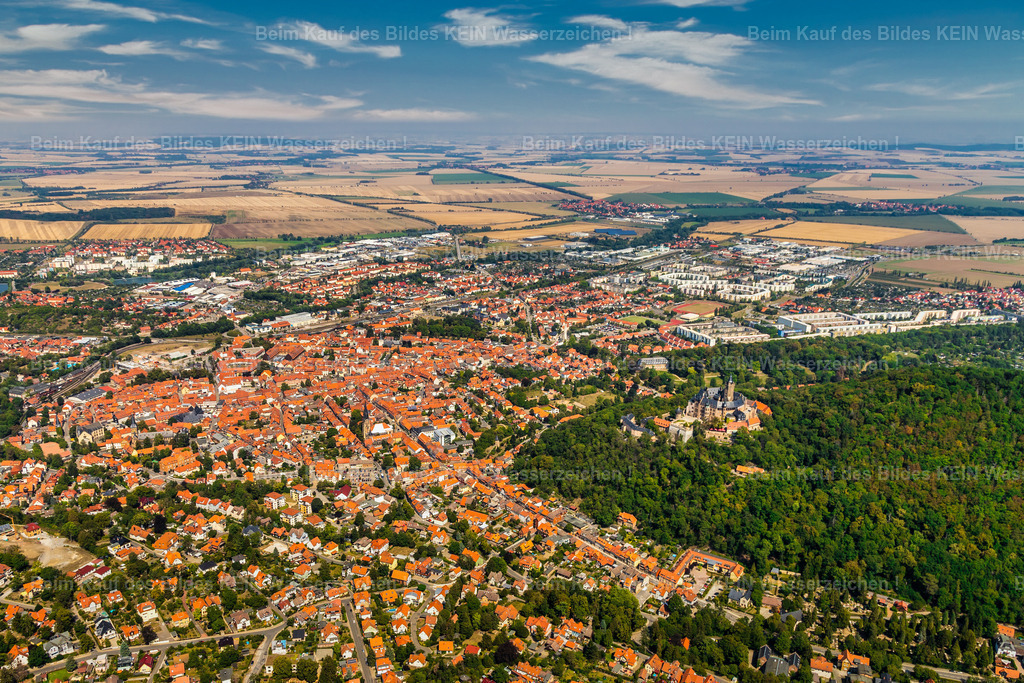 Wernigerode mit Schloß_-0163 | Wernigerode ist eine Stadt im Harz im Mitteldeutschland. Ihre Altstadt zeichnet sich durch ihre Fachwerkhäuser aus, darunter das mittelalterliche Rathaus und das "Schiefe Haus". Am Stadtrand beherbergt das Schloss Wernigerode ein Museum und bietet Blick auf die Stadt. Das Schienennetz der Harzer Schmalspurbahnen verbindet Wernigerode mit dem Bahnhof Drei Annen Hohne, wo die dampflokbetriebene Brockenbahn zum Brocken abfährt. - Realisiert mit Pictrs.com