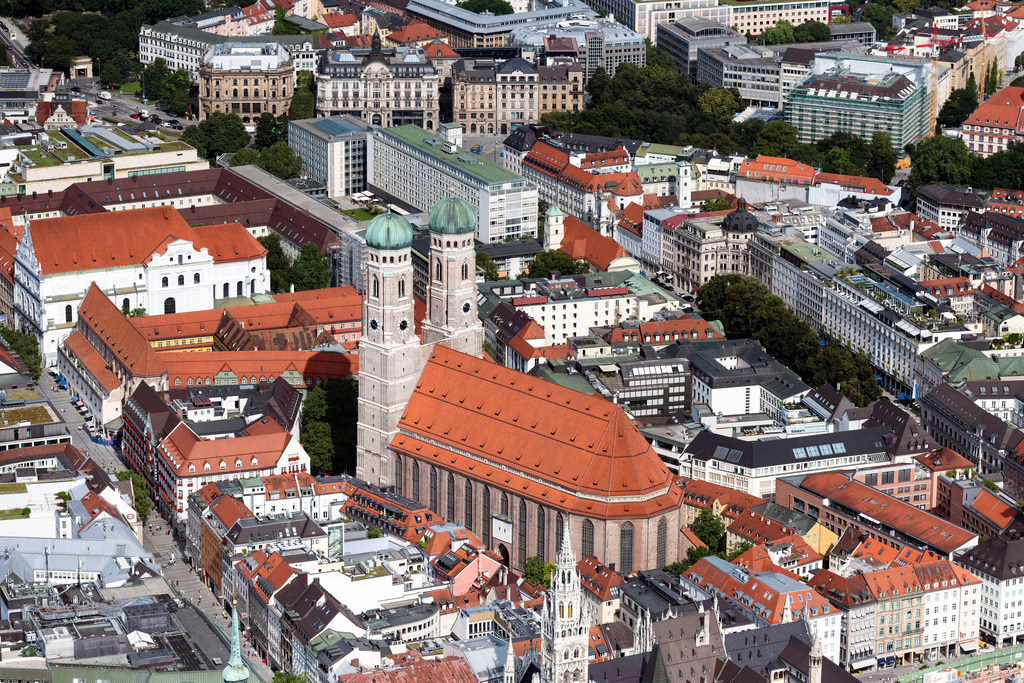 dr__0071187.jpg | MüNCHEN 12.08.2021 Frauenkirche im Altstadt- Zentrum von München im Bundesland Bayern. Der dreischiffige spätgotische Backsteinbau steht neben dem Neuen Rathaus und ist ein bedeutendes Wahrzeichen der Landeshauptstadt. Der Dom zu Unserer Lieben Frau ist auch als Liebfrauendom bekannt. Auf dem Bild sind Reste des Gerüstes am Südturm nach dessen Sanierung zu sehen. // Church building of the Frauenkirche in the old town in Munich in the state Bavaria, Germany. Foto: Daniel Reiter
