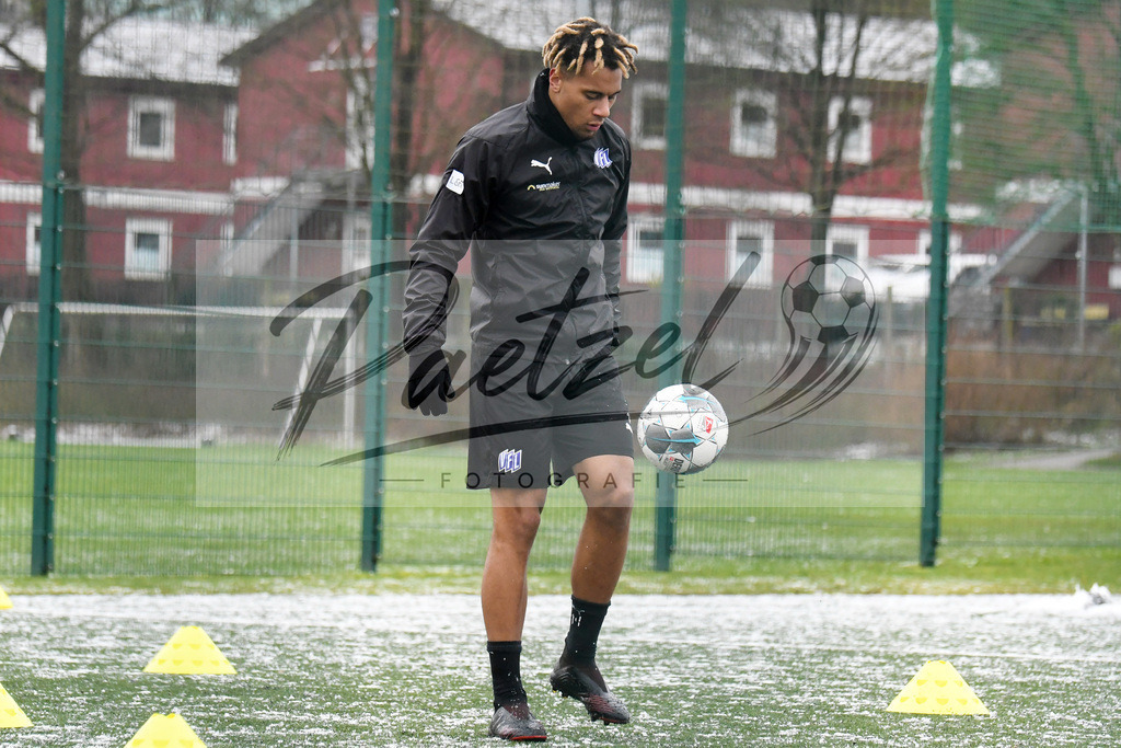 20200226_TRAOSN_0111 | Fussball, Herren: Etienne Amenyido (VfL Osnabrueck) in Aktion, am Ball, Einzelaktion waehrend der Trainingseinheit des VfL Osnabrueck im Sportpark Illoshoehe am 26.02.2020 in Osnabrueck, Deutschland. - Realisiert mit Pictrs.com