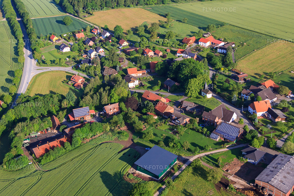 Luftbild: Dorfansicht aus Südosten im Ortsteil Eilversen in Marienmünster im Bundesland Nordrhein-Westfalen in Deutschland. Foto: IMG_65173.jpg vom 24.05.2014 durch Werner Riehm/FLY-FOTO.de