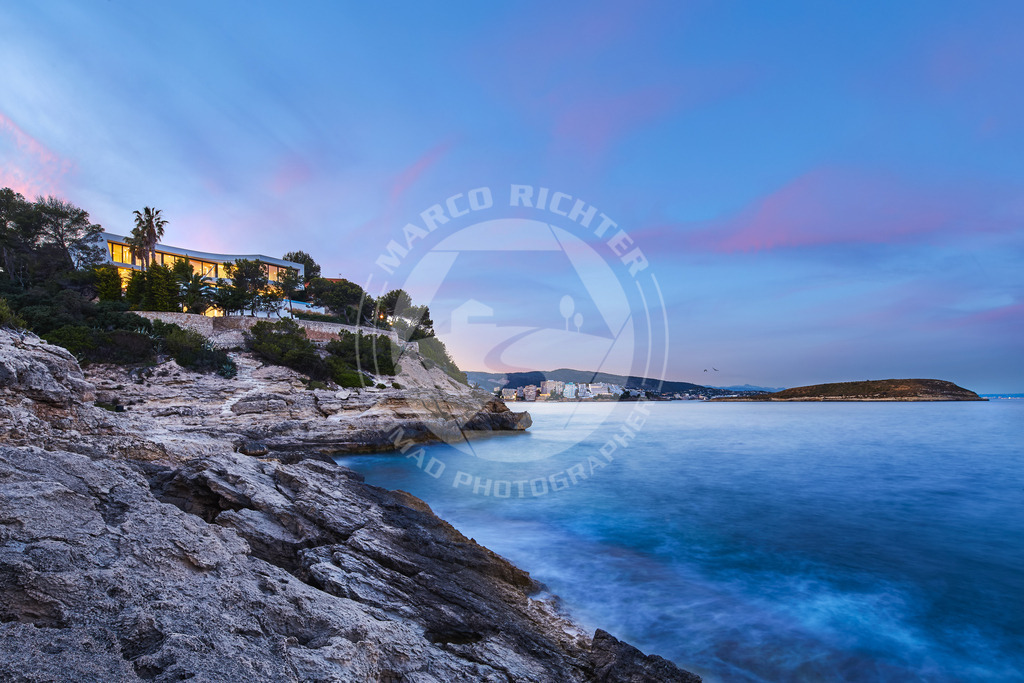 Architektur und Immobilienfotos | Bildmaterial (Honorarfrei, bei Quellenangabe)

Sämtliche Bilder dieser Serie stehen zur honorarfreien Verwendung zur Verfügung. Bedingung ist die Nennung des Copyrights: Foto Marco Richter oder www.mallorco.com

für unterlassene, unvollständig, falsch platzierte oder nicht zuordnungsfähige Urhebervermerke ist für jeden Einzelfall eine Vertragsstrafe in Höhe des fünffachen Nutzungshonorars zu zahlen, vorbehaltlich weitergehender Schadensersatzansprüche.!!!Ebenso ist der Weiterverkauf des Bildmaterials an Dritte ohne ausdrückliche Genehmigung von Marco Richter (Mallorco Photography) untersagt. Diese Regelung gilt auch bei jeglicher unberechtigt (ohne Zustimmung durch den Fotograf Marco Richter (Mallorco Photography) erfolgten Nutzung, Verwendung, Wiedergabe oder Weitergabe des Bildmaterials.