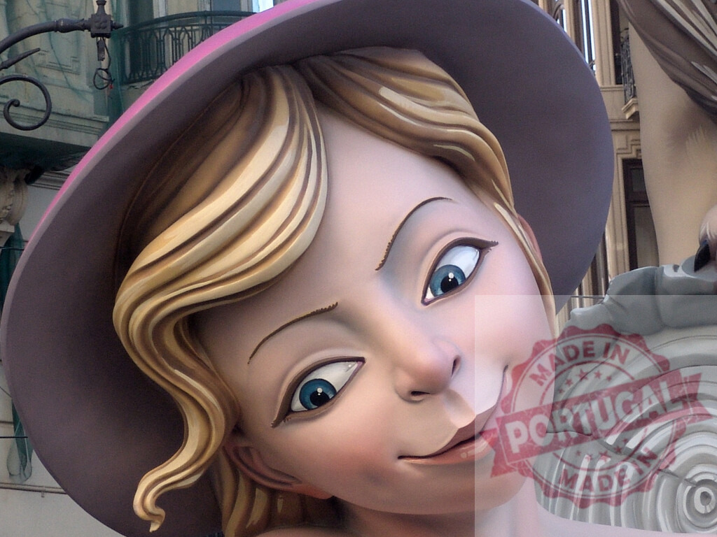Ninot sculpture of a young woman at Las Fallas festival in Valencia | Smiling ninot sculpture portraying a young woman, part of the Las Fallas festival in Spain - Realisiert mit Pictrs.com