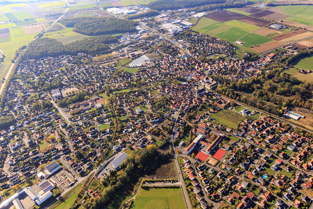 Luftbild: Ortsübersicht aus Nordosten in Wiesentheid im Bundesland Bayern in Deutschland. Foto: IMG_119582.jpg vom 26.10.2019 durch Werner Riehm/FLY-FOTO.de