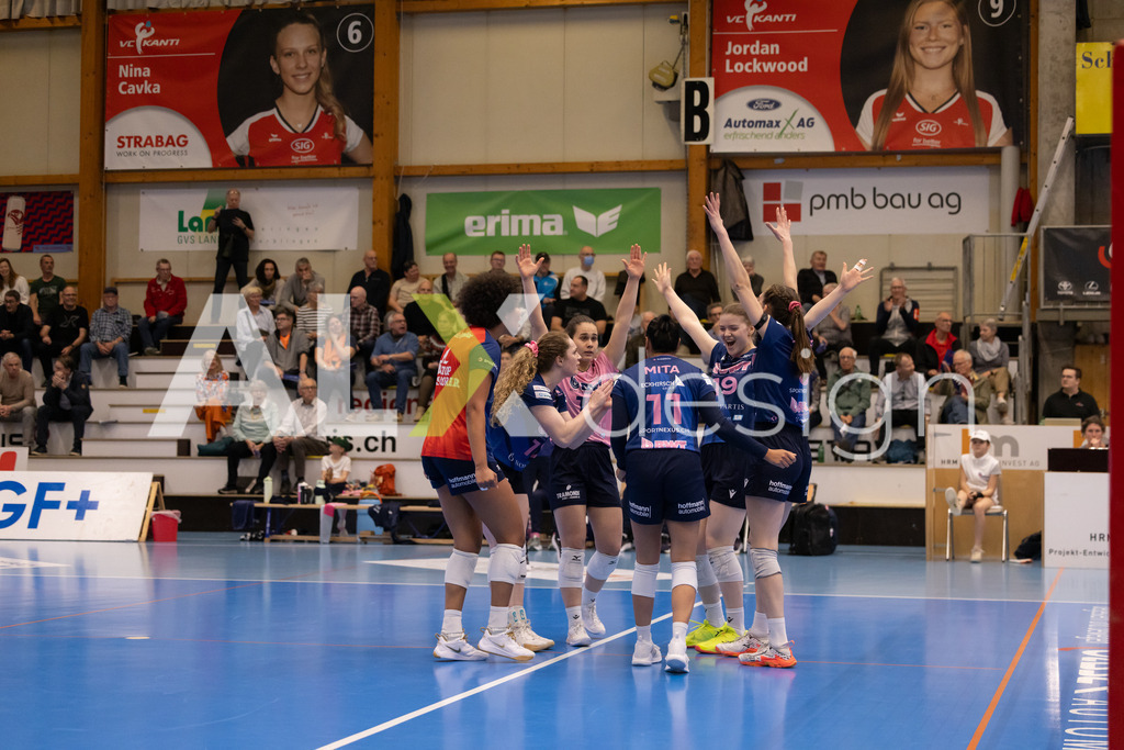 Volleyball I Frauen I Saison 2025-2026 I Volleyball NLA | Women I 1/2 Finals I  VC Kanti Schaffhausen - Sm'Aesch Pfeffingen I 07.03.2026 | Sm'Aesch Pfeffingen Spielerinnenkreis - Realisiert mit Pictrs.com